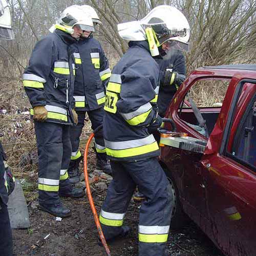 Ćwiczenia z wykorzystaniem sprzętu hydraulicznego strażaków z Bielawy