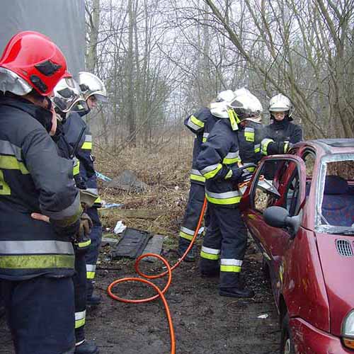 Ćwiczenia z wykorzystaniem sprzętu hydraulicznego strażaków z Bielawy