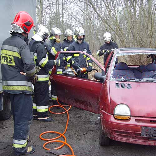 Ćwiczenia z wykorzystaniem sprzętu hydraulicznego strażaków z Bielawy