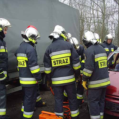 Ćwiczenia z wykorzystaniem sprzętu hydraulicznego strażaków z Bielawy