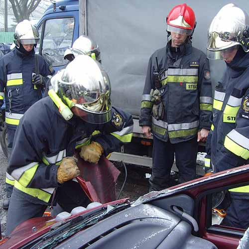 Ćwiczenia z wykorzystaniem sprzętu hydraulicznego strażaków z Bielawy