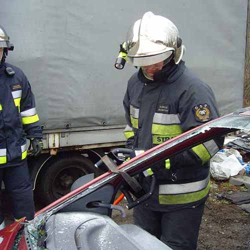 Ćwiczenia z wykorzystaniem sprzętu hydraulicznego strażaków z Bielawy