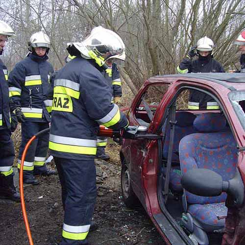 Ćwiczenia z wykorzystaniem sprzętu hydraulicznego strażaków z Bielawy