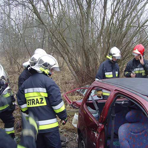 Ćwiczenia z wykorzystaniem sprzętu hydraulicznego strażaków z Bielawy