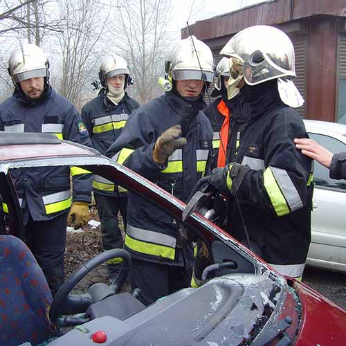 Ćwiczenia z wykorzystaniem sprzętu hydraulicznego strażaków z Bielawy