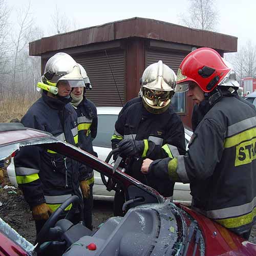 Ćwiczenia z wykorzystaniem sprzętu hydraulicznego strażaków z Bielawy