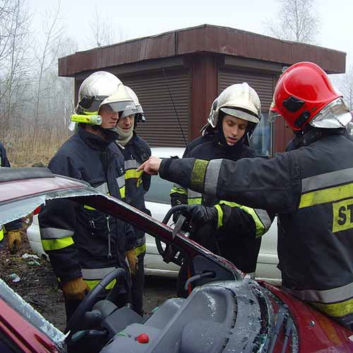 Ćwiczenia z wykorzystaniem sprzętu hydraulicznego strażaków z Bielawy