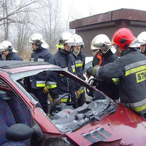 Ćwiczenia z wykorzystaniem sprzętu hydraulicznego strażaków z Bielawy