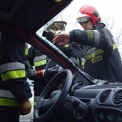 Ćwiczenia z wykorzystaniem sprzętu hydraulicznego strażaków z Bielawy