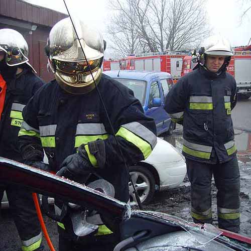 Ćwiczenia z wykorzystaniem sprzętu hydraulicznego strażaków z Bielawy