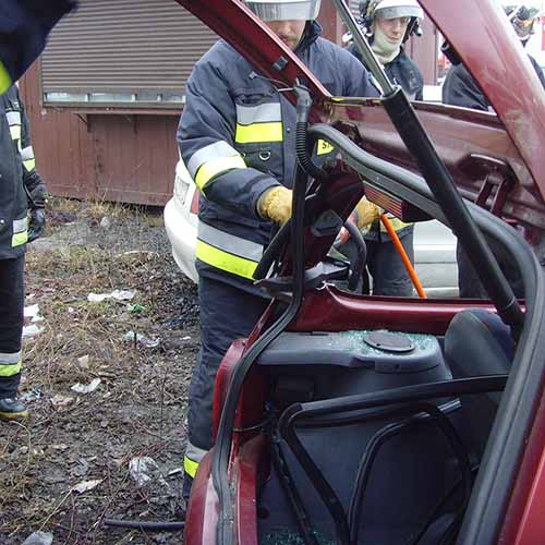 Ćwiczenia z wykorzystaniem sprzętu hydraulicznego strażaków z Bielawy