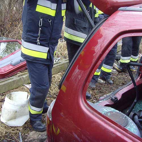 Ćwiczenia z wykorzystaniem sprzętu hydraulicznego strażaków z Bielawy