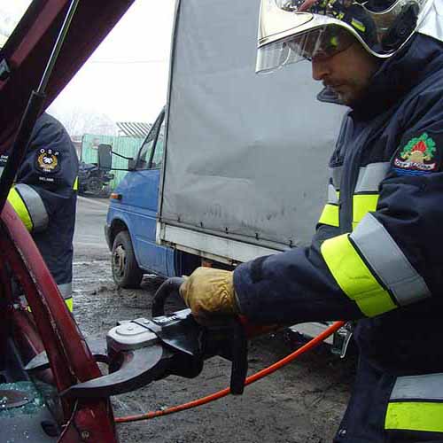 Ćwiczenia z wykorzystaniem sprzętu hydraulicznego strażaków z Bielawy