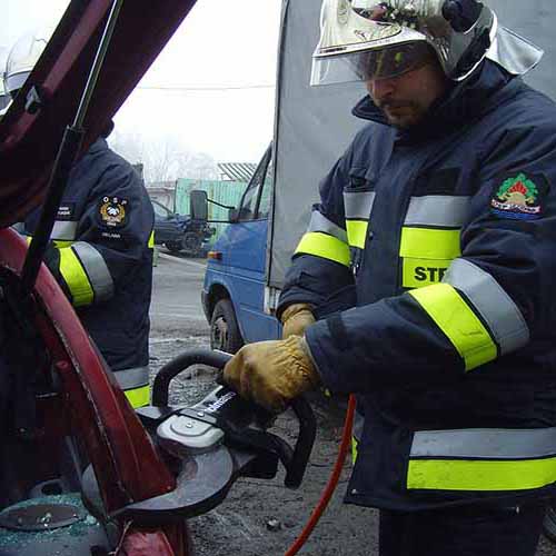 Ćwiczenia z wykorzystaniem sprzętu hydraulicznego strażaków z Bielawy