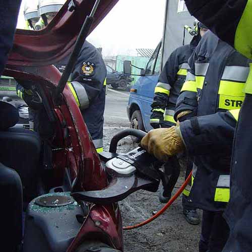 Ćwiczenia z wykorzystaniem sprzętu hydraulicznego strażaków z Bielawy