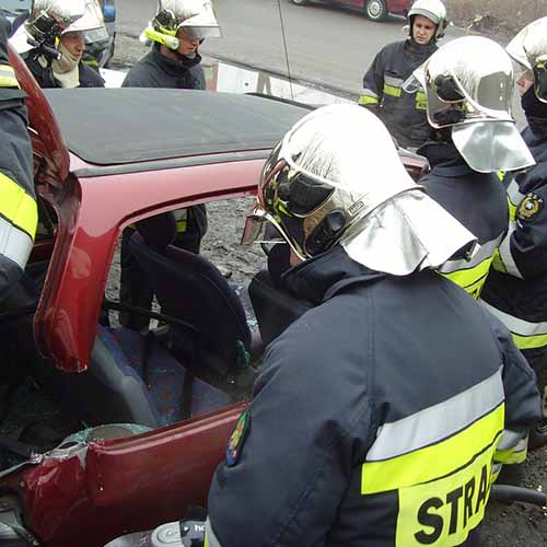 Ćwiczenia z wykorzystaniem sprzętu hydraulicznego strażaków z Bielawy