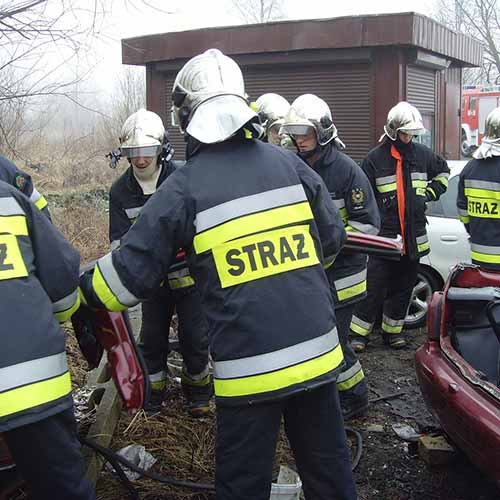 Ćwiczenia z wykorzystaniem sprzętu hydraulicznego strażaków z Bielawy