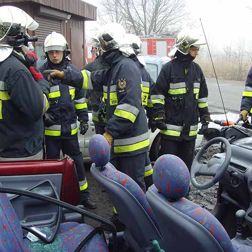 Ćwiczenia z wykorzystaniem sprzętu hydraulicznego strażaków z Bielawy