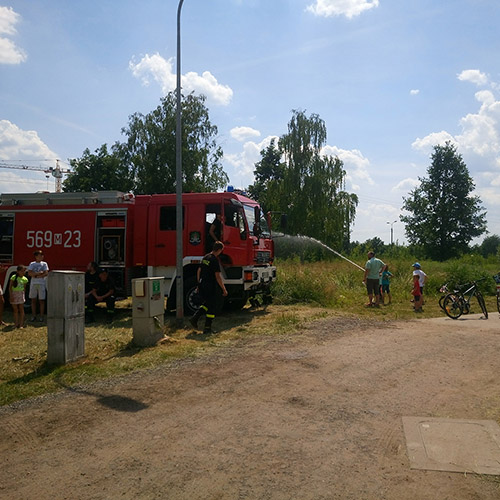 Festyn w parafii w Klarysewie - prezentacja sprzętu, kurtyna wodna, celowanie do tarczy.