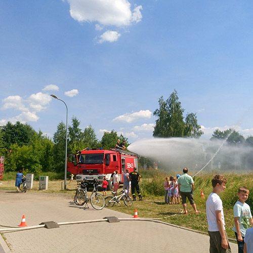 Festyn w parafii w Klarysewie - prezentacja sprzętu, kurtyna wodna, celowanie do tarczy.