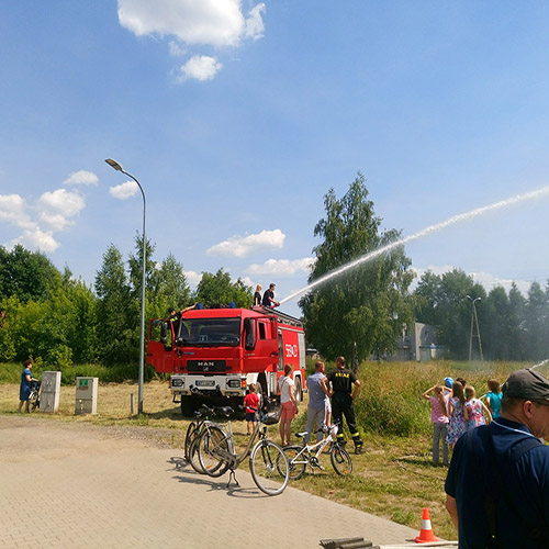 Festyn w parafii w Klarysewie - prezentacja sprzętu, kurtyna wodna, celowanie do tarczy.