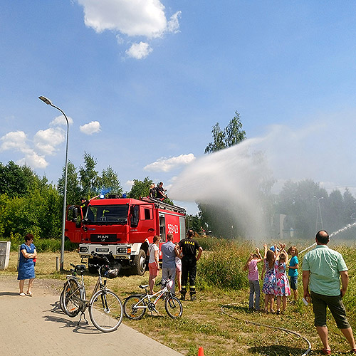 Festyn w parafii w Klarysewie - prezentacja sprzętu, kurtyna wodna, celowanie do tarczy.