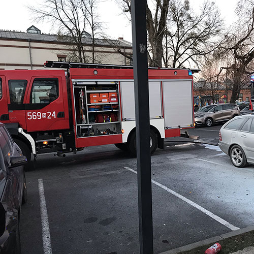 Średni wóz gaśniczy Renault z OSP Konstancin-Jeziorna oraz Średni wóz gaśniczy Scania z JRG Piaseczno.