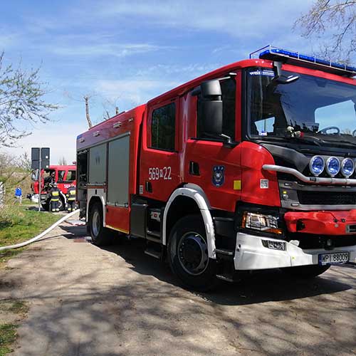 Średni wóz gaśniczy Scania OSP Bielawa. W tle średni wóz gaśniczy Renault OSP Konstancin-Jeziorna.