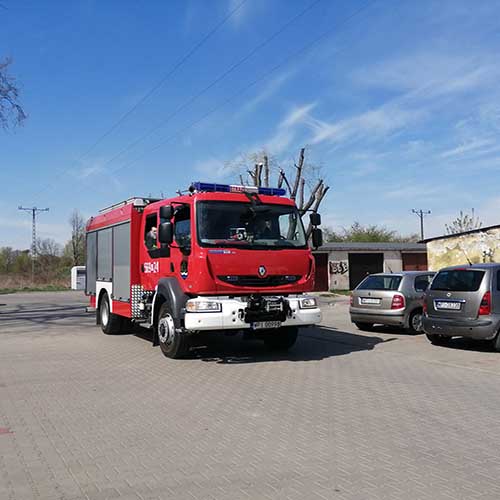 Średni wóz gaśniczy Renault OSP Konstancin-Jeziorna powrót z akcji.