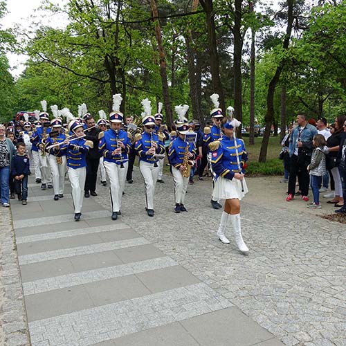 Uroczysty przemarsz do Parku Zdrojowego.