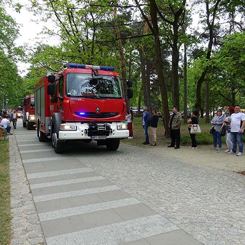 Nasz średni wóz gaśniczy. Ochotnicza Straż Pożarna Konstancin-Jeziorna. Wjazd do Parku Zdrojowego.