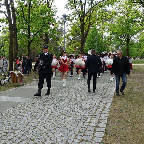 Uroczysty przemarsz do Parku Zdrojowego.