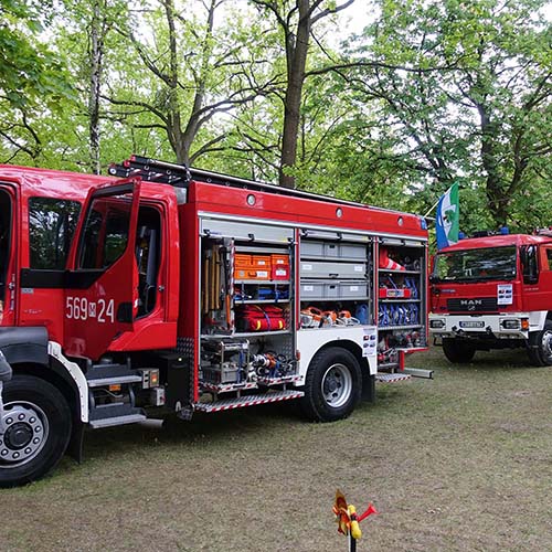 Oba nasze samochody z barwami naszego miasta czekały na odwiedzających. Rozwiesiliśmy na nich plakaty informujące o naborze do naszej jednostki.