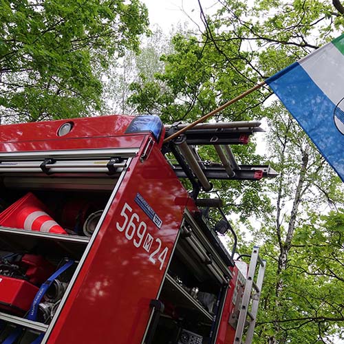 Oba nasze samochody z barwami naszego miasta czekały na odwiedzających. Rozwiesiliśmy na nich plakaty informujące o naborze do naszej jednostki.