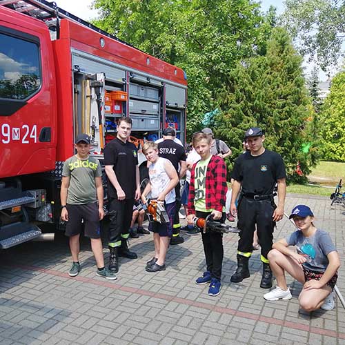 Piknik w Szkole Podstawowej nr 3 na Bielawskiej. Część naszej Młodzieżowej Drużyny Pożarniczej. Czerwiec 2019. Straż Pożarna Konstancin-Jeziorna.