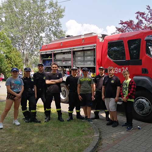 Piknik w Szkole Podstawowej nr 3 na Bielawskiej. Część naszej Młodzieżowej Drużyny Pożarniczej. Czerwiec 2019. Straż Pożarna Konstancin-Jeziorna.