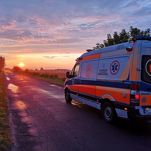 Ochotnicza Straż Pożarna jednoczy ludzi, którzy na co dzień pracują w różnych zawodach. Często jednak wśród naszych zainteresowań jest szeroko pojęte ratownictwo. Właśnie dlatego mamy w swoich szeregach osoby, które na co dzień są funkcjonariuszami Państwowej Straży Pożarnej lub ratownikami medycznymi, codziennie ratującymi życie wielu osób. Dla nich wyjazd z naszej konstancińskiej jednostki do pożaru czy wypadku jako strażak ochotnik to tak jakby „służba po służbie”, ponieważ często wracając z pracy po 24 godzinach służby zawodowej zdarza się im wyjechać do zdarzenia jako ochotnik. Pokazuje to, że dla tych osób to nie tylko praca, ale i pewnego rodzaju pasja. Takie osoby na pokładzie naszej jednostki są cennym źródłem wiedzy dla pozostałych strażaków. Zdjęcie samochodu pogotowia ratunkowego przesłał do nas z kolei jeden z naszych strażaków, na co dzień jeżdżący w zespole ratownictwa medycznego.