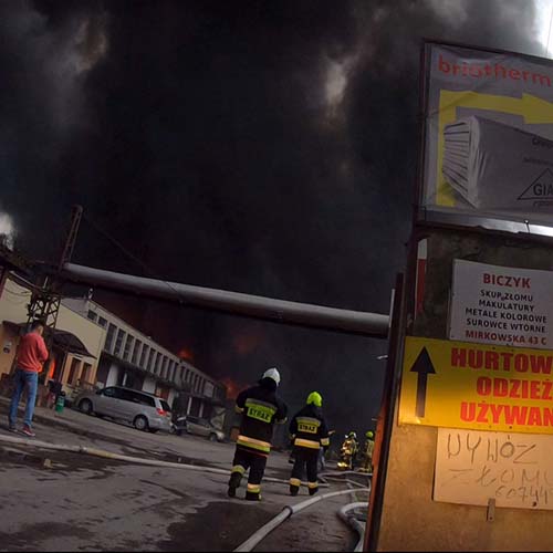 Dym unoszący się wysoko nad miastem widoczny z dziesiątek kilometrów.