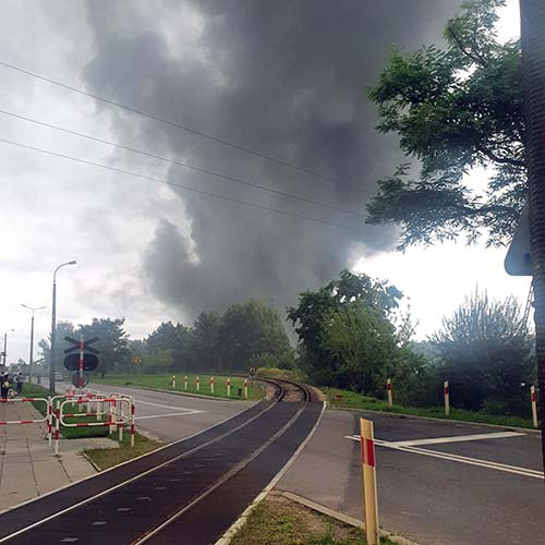 Dym unoszący się wysoko nad miastem widoczny z dziesiątek kilometrów.