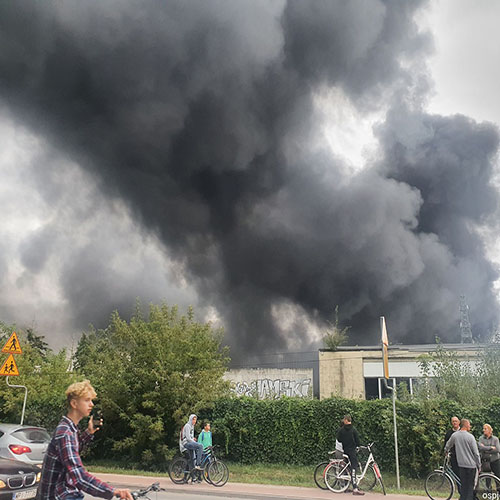 Dym unoszący się wysoko nad miastem widoczny z dziesiątek kilometrów.