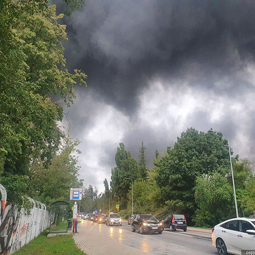 Dym unoszący się wysoko nad miastem widoczny z dziesiątek kilometrów.