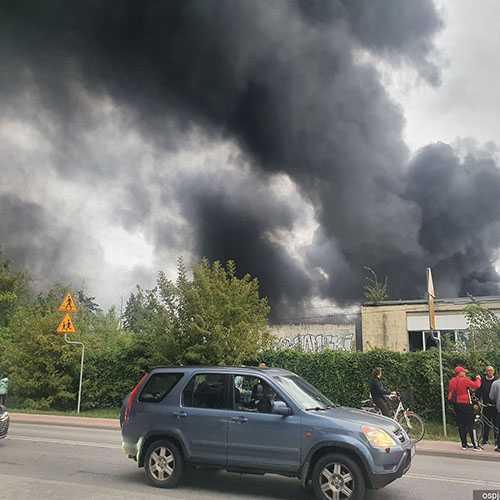 Dym unoszący się wysoko nad miastem widoczny z dziesiątek kilometrów.