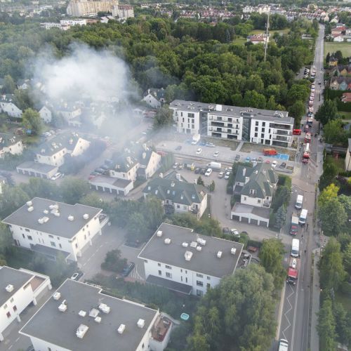 Teren akcji widok z drona. Kolejka zastępów dostarczających wodę i ludzi.