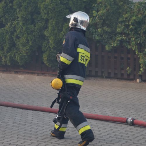 Dogaszanie, jeden z naszych strażaków wymienia butle z powietrzem dla pracujących w zadymieniu rót.